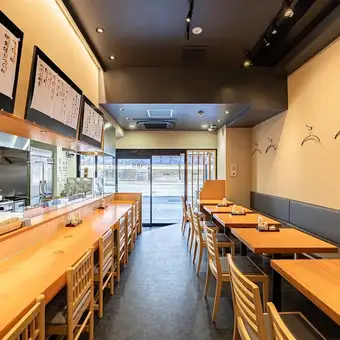 店舗全体の貸切も承っております。最大27席までご用意が可能で、会社での宴会や、友人との大規模なイベントにも適した広さがあります!連結が可能なので、ご自由にレイアウトしていただけます。