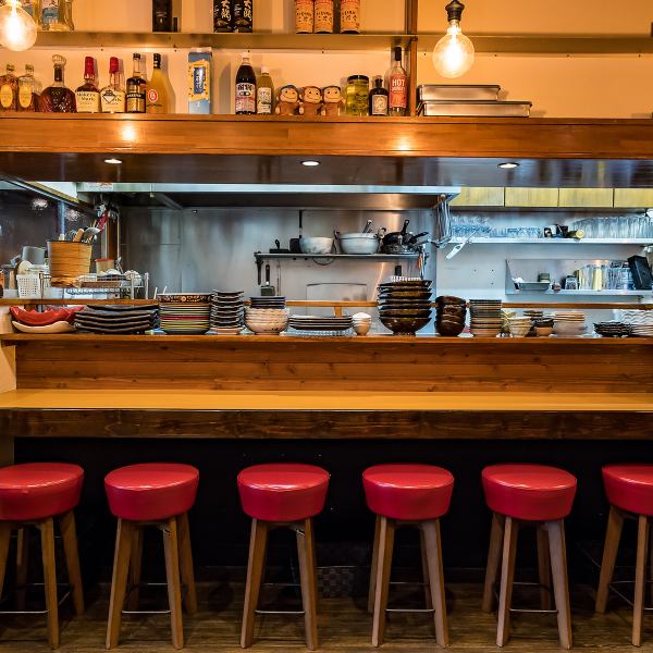 カウンターのお席ご用意しております。おひとりさまでのご利用も歓迎しております！スタッフの接客も魅力の当店はおひとりさまでご来店されてもお店の賑やかな雰囲気や会話をお楽しみいただけます！リピーターのお客様も多く、新たな友人との出会いも♪