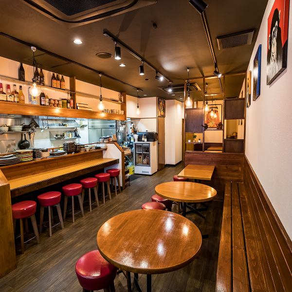 4名がけテーブル席と2名がけテーブル席を複数ご用意しております！繋げてのご利用も可能ですので、各種宴会やグループでのご利用にもピッタリです◎団体様でのご予約も受付ておりますので、是非お気軽にお問い合わせください！