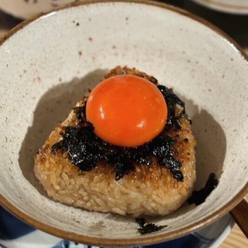 焼きおにぎり　卵黄のせ