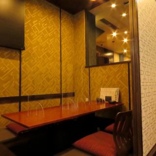 It is a private room with digging seats where you can spend time with your friends without worrying about the eyes.Please enjoy your meal and relax.