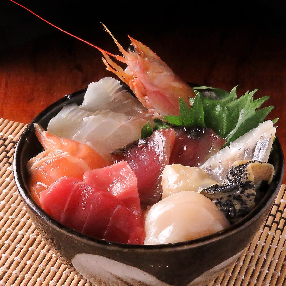 Enjoy not only sashimi that allows you to enjoy the taste of the ingredients, but also grilling and steaming.