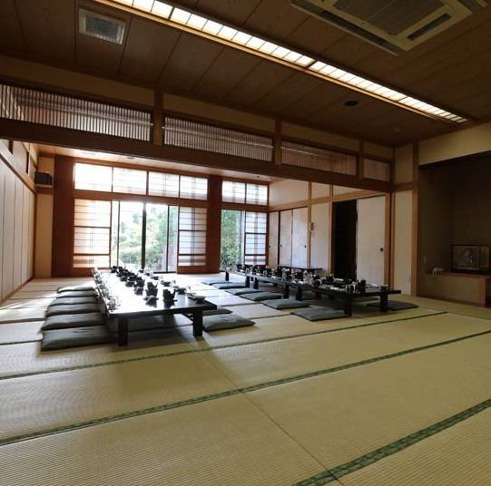 [There is a tatami room] It is a table design that can cherish each customer's space.You can choose a tatami room seat or a table seat according to the usage scene.