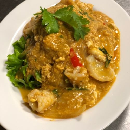 Plamuk Patpong Curry (Stir-fried squid and eggs in fluffy curry)