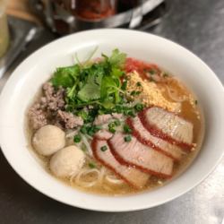 Kuay Teow Naam (rice noodles with pork meatballs)