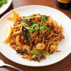 Sen Lek Pad Kee Mao (Spicy Basil Stir-fried Rice Noodles)