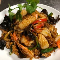 Sen Lek Pad Keemao Talay (Rice noodles stir-fried with seafood and spicy basil)