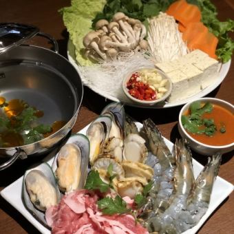 [Winter only] A delicious hotpot for winter♪ Choose from 3 different seasonings for the "Thai-style Sukiyaki Course" 2,550 yen (tax included)