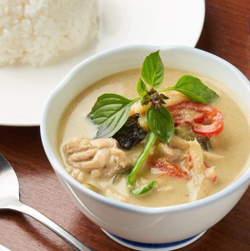 Gaeng kyaw wan gai (chicken green curry)