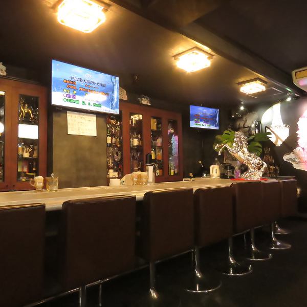 【お一人様や少人数の飲み会に♪】お一人様も大歓迎のカウンター席をご用意！仕事帰りにふらっと立ち寄って一杯楽しむのにピッタリです◎桜本町駅、鶴里駅から徒歩13分とアクセスも便利なので、二次会利用にもおすすめですよ！絶品まぜ麺を片手に、ゆったりとした時間をお過ごしください。