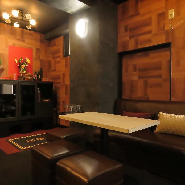 8名様まで利用可能なソファー付きのテーブル席をご用意しております◎友人や同僚とゆったりと寛ぎながら、会話と美味しい料理、そして飲み放題カラオケ歌い放題プランを満喫できますよ♪広々とした心地よい空間で、時間を気にせず周りを気にせず特別なひとときをお過ごしください！