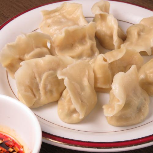 当店自慢の餃子！！外はパリッと、肉汁じゅわ～♪