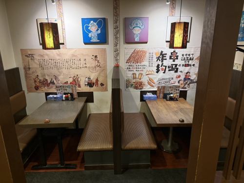 4名テーブル席　掘りごたつ席の向かいのテーブル席となります。