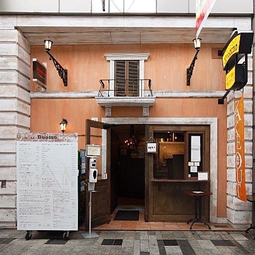 【仕事帰りも☆】カウンターのご用意がございますので、お一人様でも気兼ねなくお寛ぎいただけます。目の前の窯で焼きあがるピッツァの数々を眺めるのも楽しいですよ♪お客様に安心、安全な食事を提供出来るように店内を改装。パーテーションを設置し感染症対策もバッチリです。