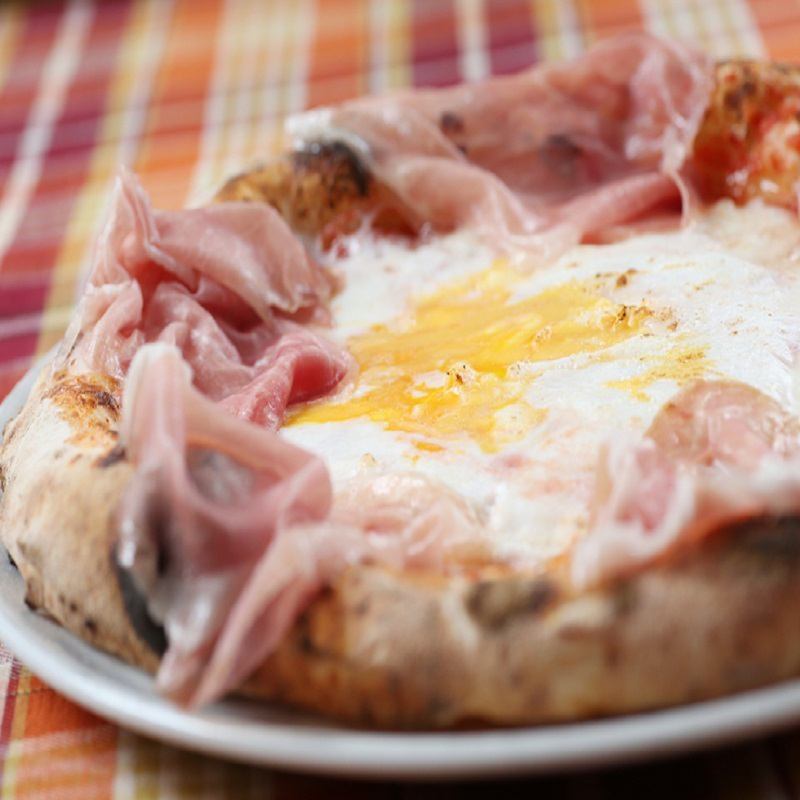 本場ナポリの石窯で焼いたピッツァは格別！！もちっとカリっと♪