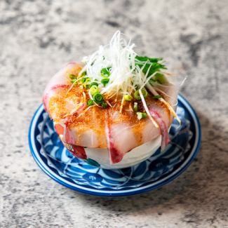 こぼれ炙りサーモン丼/ごまカンパチ丼　各