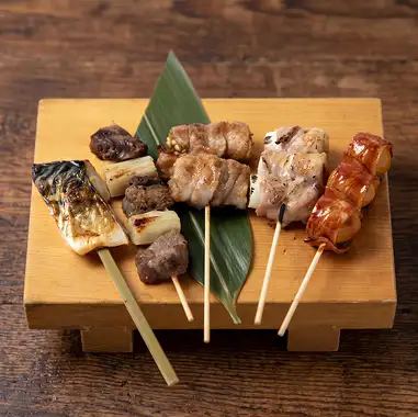 炭火で楽しむ、本格炉端串焼き