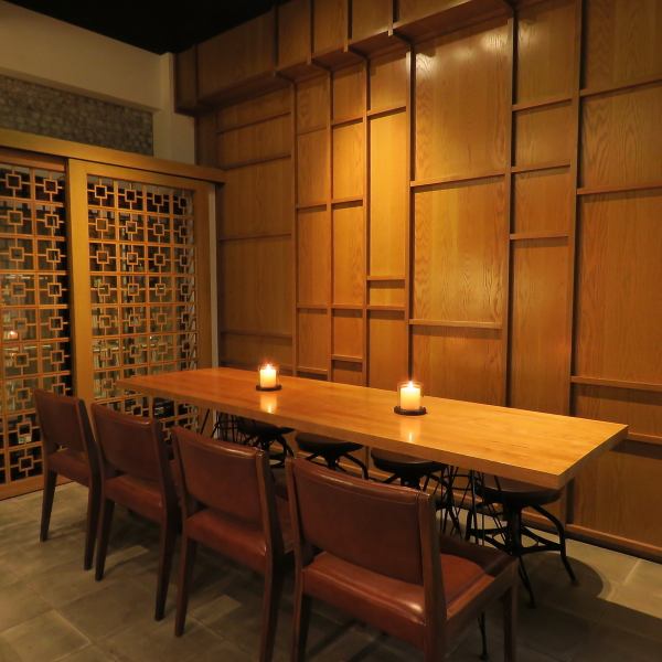 最大8名様までご利用いただけるテーブル席は、中規模のグループにもぴったり。友人同士の集まりや女子会、ビジネスシーンでの接待にも最適です。和やかで落ち着いた雰囲気の中、オーガニック料理を囲みながら会話も自然と弾み、特別なひとときをお過ごしいただけます。