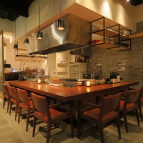 お一人様や少人数でのご利用に最適で、料理を通じてシェフとの会話も楽しめます。居心地の良いカウンター席で、特別なひとときをお過ごしください。