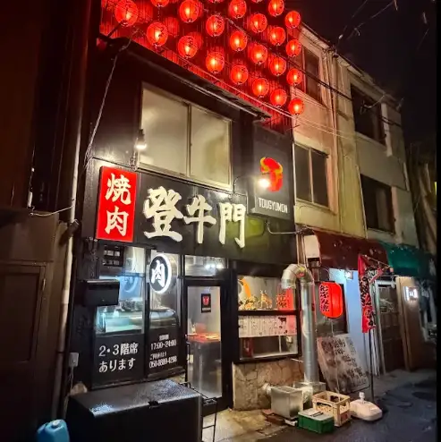 【目を惹くレトロ赤提灯】