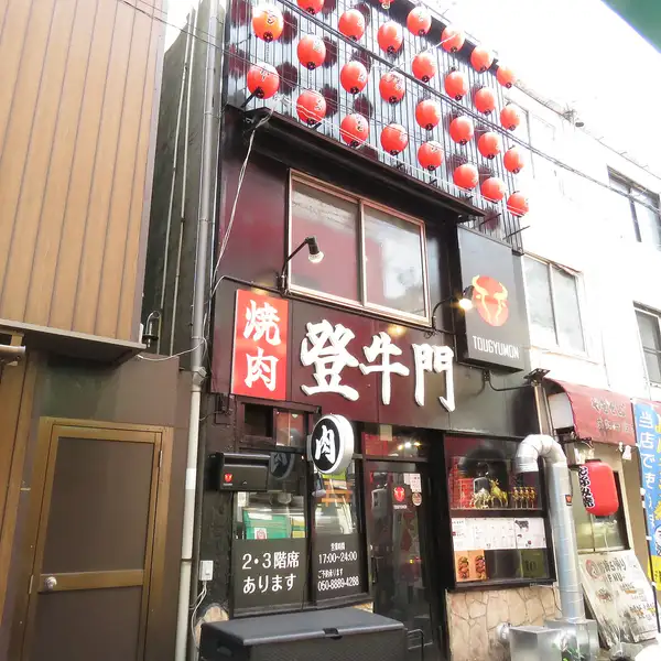 お店の前に到着すると、まず目を引くのがレトロで雰囲気たっぷりな赤提灯!どこか懐かしく、ふらっと立ち寄りたくなるような温かい雰囲気が漂っています♪「ちょっと上品に、大人っぽく」というコンセプトの通り、扉を開ける前からワクワクするような素敵な外観◎駅からのアクセスも抜群なので待ち合わせにも便利です!