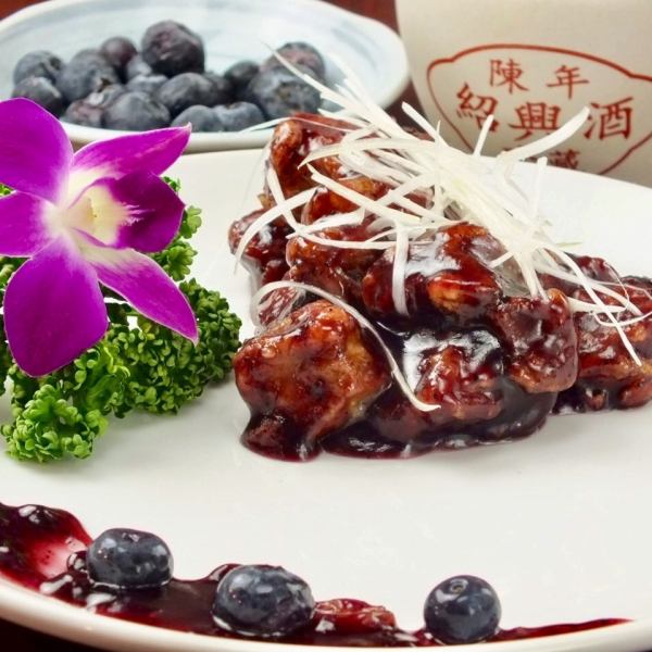 A luxurious dish of black vinegar with pork and blueberry flavor
