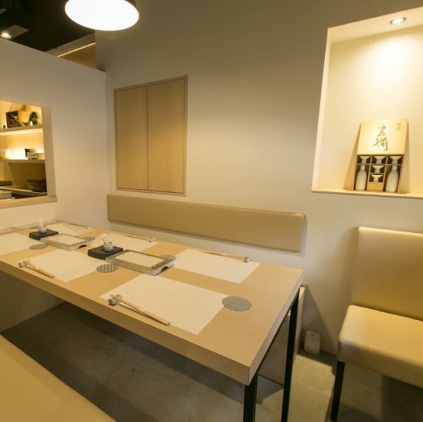 [In a private room] A private room space with table seats that can accommodate up to 6 people.It is a space where you can relax and relax, separated from the surrounding seats by a wall.Freshly prepared dishes are served immediately from the dedicated small window adjacent to the kitchen.Please use it for small gatherings of friends and banquets.