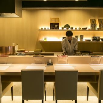 【記念日使いに】カウンターにて目の前で作られる料理の数々をご堪能いただけます。