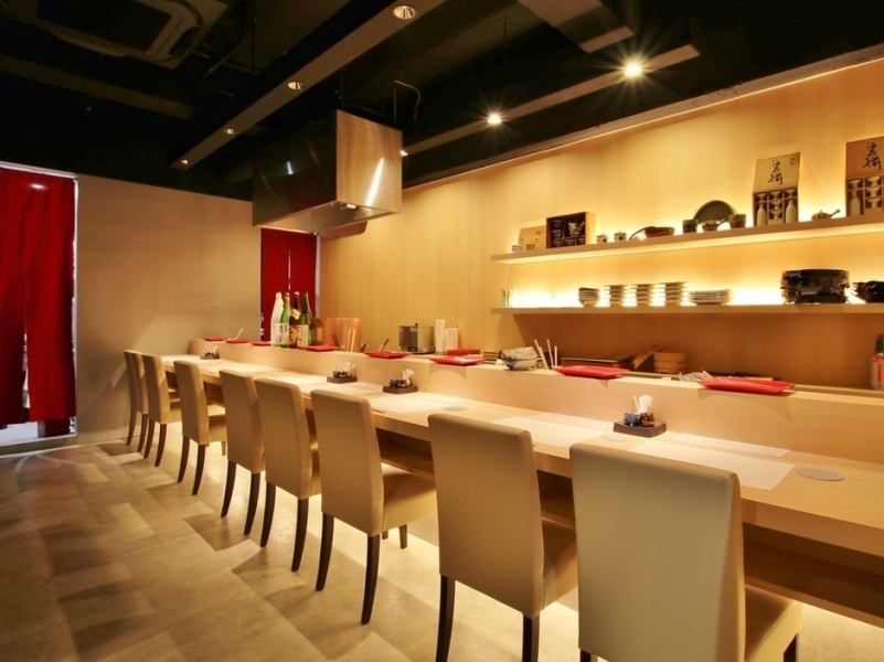 [At the counter] Counter seats where you can watch the food being cooked right in front of you.This seat is ideal for small groups of around 2 people.We provide freshly fried tempura right away, so you can enjoy your course in its best condition!Single guests are also welcome.