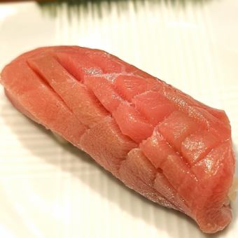 赤酢と米酢をブレンドした本格江戸前仕込み鮨。