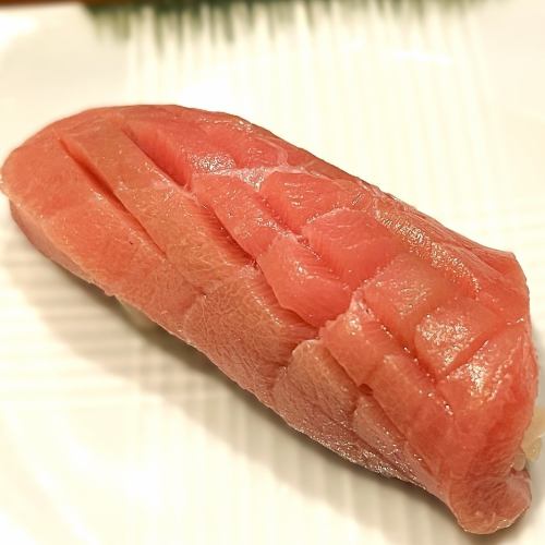 赤酢と米酢をブレンドした本格江戸前仕込み鮨。