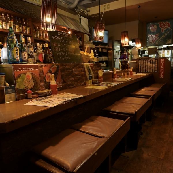 沖縄のレトロな雰囲気が漂う店内で、居心地の良いひとときをお過ごしいただけます♪木を基調とした温かみのある空間には、カウンター席をご用意◎お一人様から友人との飲み会まで、様々なシーンでご利用いただけます。