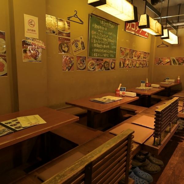 沖縄の古民家のような、どこか懐かしいレトロな雰囲気が魅力の店内です◎ゆったりと寛げる掘りごたつ席は、足を伸ばせるので長時間の滞在でも疲れにくく、女子会や各種宴会にもぴったりです。美味しい料理と温かい空間で、日頃の疲れを癒してください♪