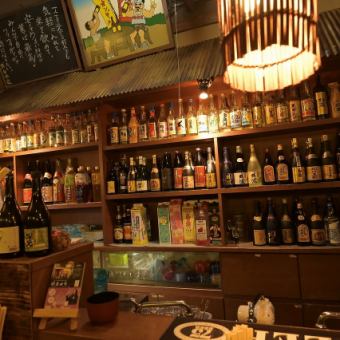 カウンター席の目の前には、数多くのお酒が並んでいます。