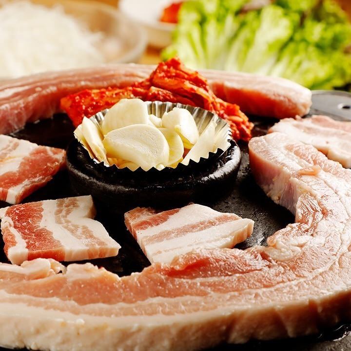 当店自慢の名物極厚サムギョプサルと極薄サムギョプサル♪