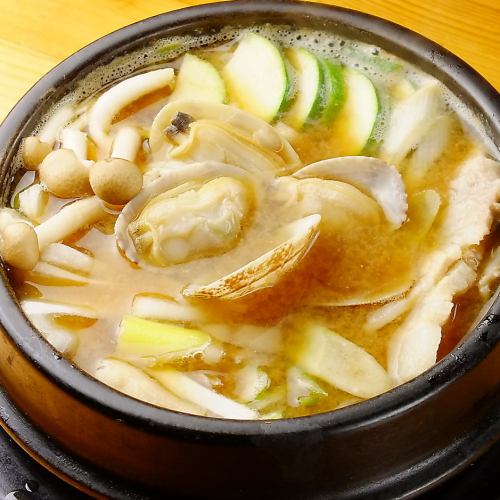 Gyoza soup / Doenjang (Korean miso) Jjigae