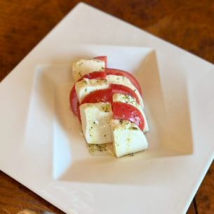 トマトとモッツアレラチーズのカプレーゼ