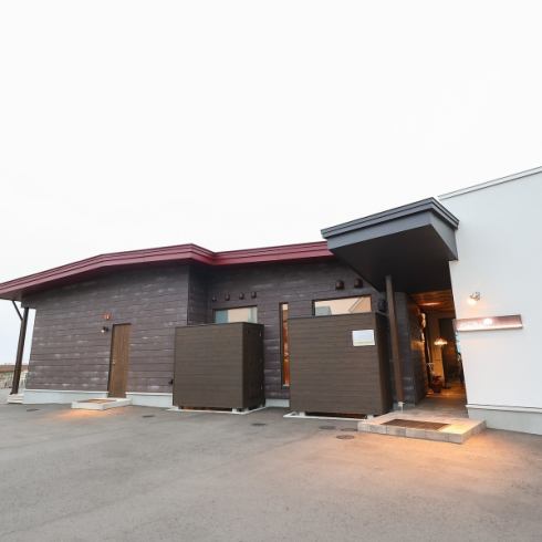 A restaurant where you can enjoy authentic steaks and hamburgers has opened in Tomakomai!