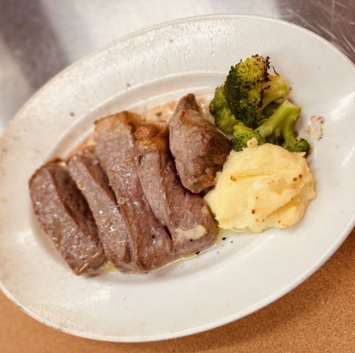 肉汁溢れる、サーロインステーキの贅沢ランチ