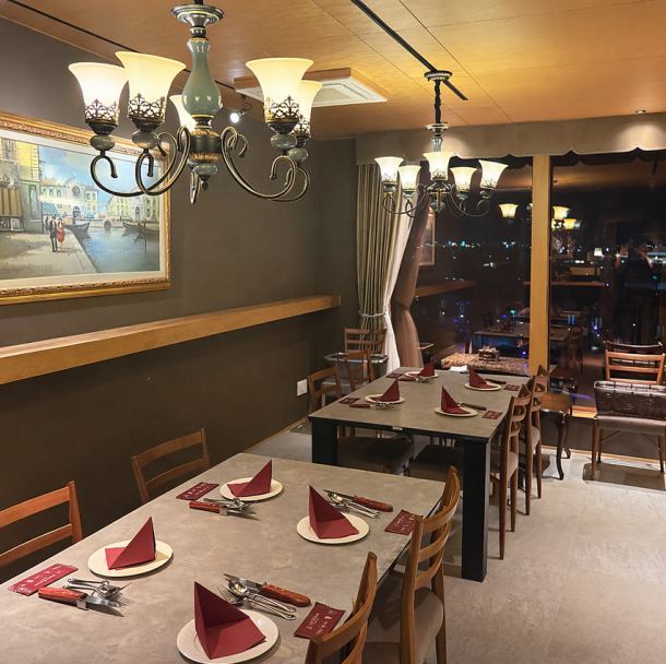 店内にはゆとりあるテーブル席を完備。6名様用×2卓、8名様用×1卓、5名様用×1卓をご用意し、会社宴会や歓送迎会、女子会・ママ会はもちろん、会食・接待などのビジネスシーンにも最適。落ち着いた空間で、ご家族やご友人との上質なひとときをお楽しみください。