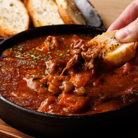 Demi-boiled beef tendon with baguette