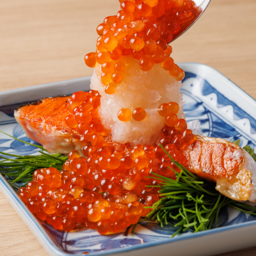 銀鮭魚配磨碎的鮭魚籽