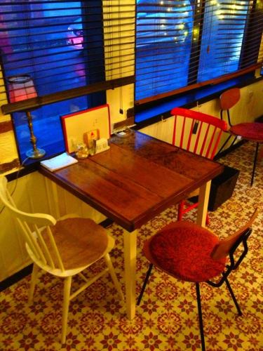 EU Cafeに入って一番最初の席。手作りのテーブルに白、赤のチェアーがカントリーチック♪（席の向きを変えて4名）