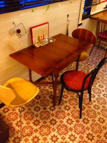 イギリスアンティーク家具の定番、ツイスト脚のドローリーフテーブル。もちろんリプロですが…（椅子を足して4名）