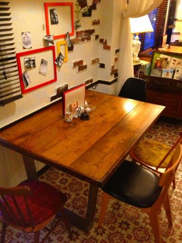 こちらも手作りテーブル。壁にはEU Cafeの出来るまでの写真があります。テーブルが広いので花が飾ってあったり♪…（椅子を足して5名）