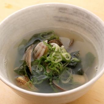 Sake-steamed clams