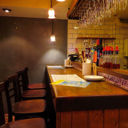 デートに一番人気のお席は料理をライブ感で楽しんでいただけるカウンター席です！！奥行きのあるカウンターなので広々！！親しみやすいシェフとの会話も楽しんでみてください♪