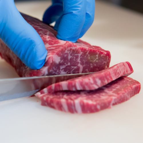 【オーダーごとに手切りで新鮮なお肉を】