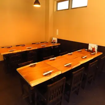 6名様まで対応可能なテーブル席を2卓設けております!お仕事帰りの飲み会や女子会、小規模な宴会に使いやすく、ゆとりを持ってお食事とお酒をご堪能いただけます♪