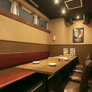 [Private room] There are 8 people x 2 tables in the private room with a door.It is a spacious space that can be used by 8 people or more by removing the partition in the middle.Ventilation and disinfection are also thorough, so please enjoy Korean food with confidence ♪